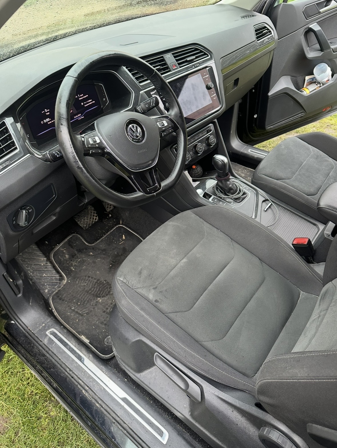 Intérieur automobile avant nettoyage